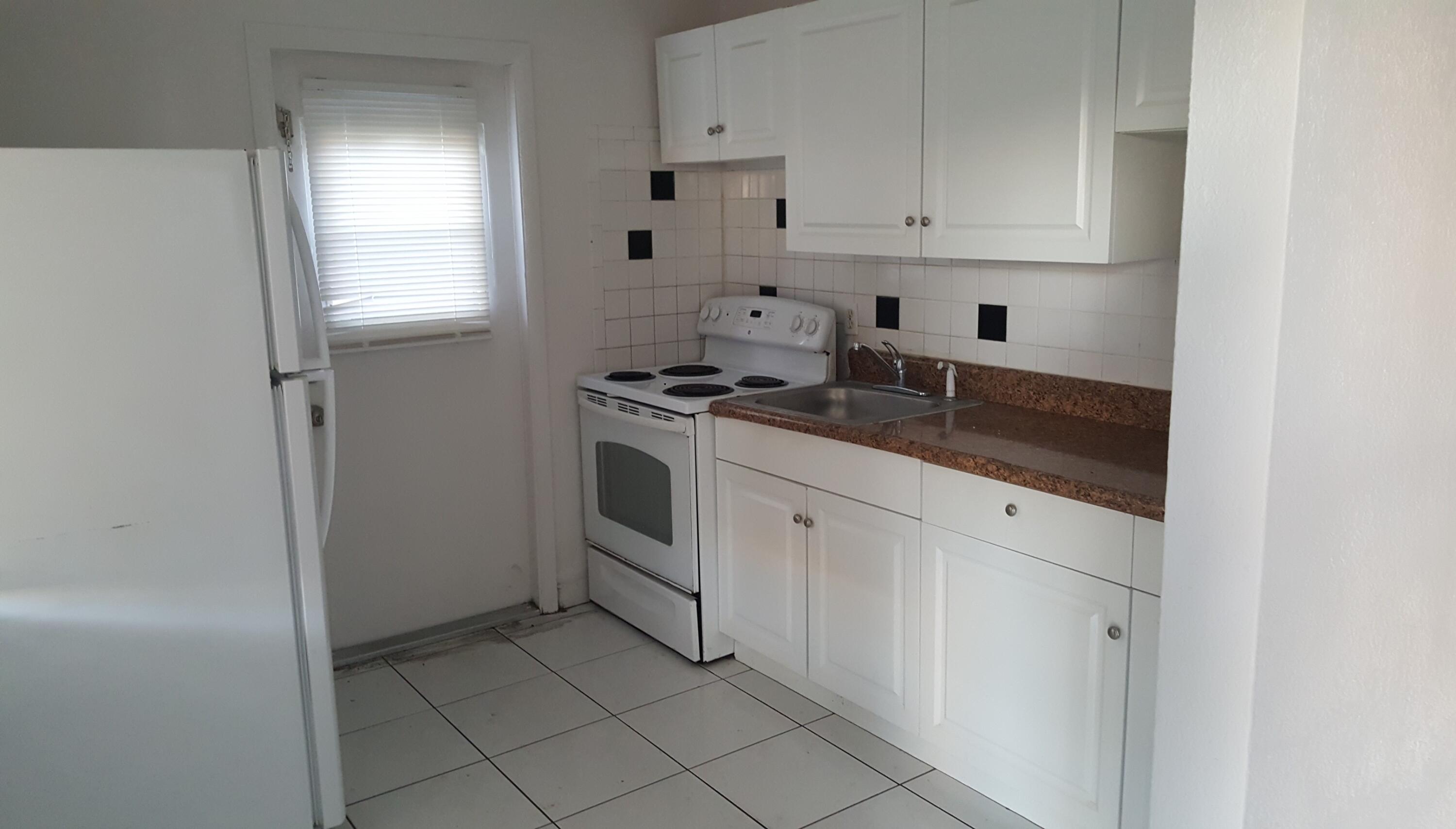 1548 Northwest 3rd Terrace Pompano Beach, FL 33060 - Photo 3 of 9 Kitchen