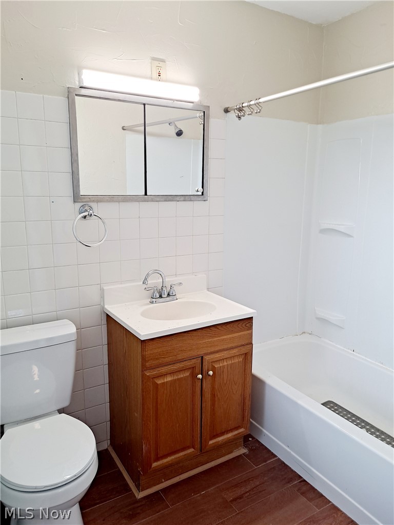 2593-2595 Kibler Road Akron, OH 44321 - Photo 7 of 22 2593 main floor full bath