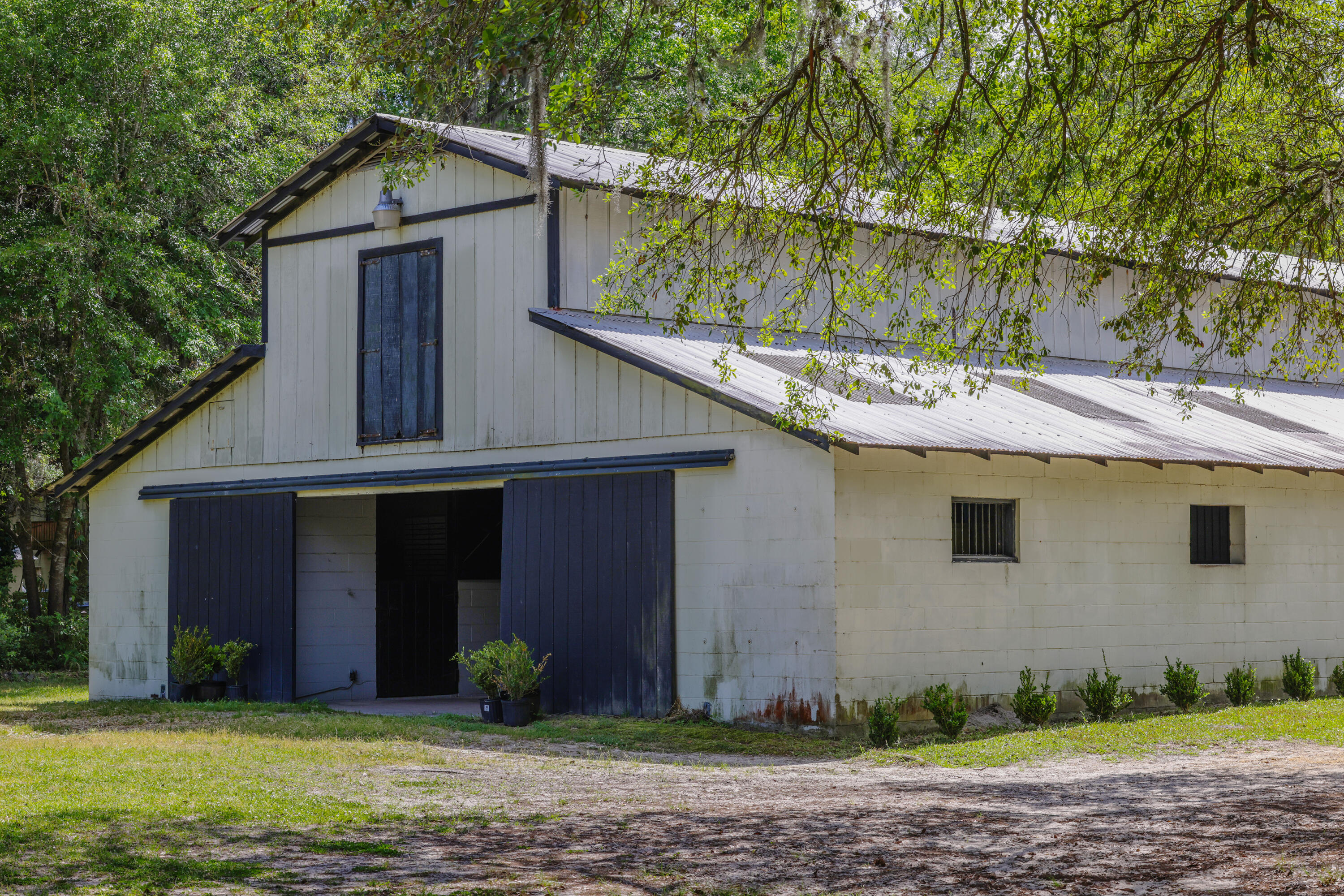 15 Middleton Oaks Road Charleston, SC 29414 - Photo 19 of 41 Horse Barn
