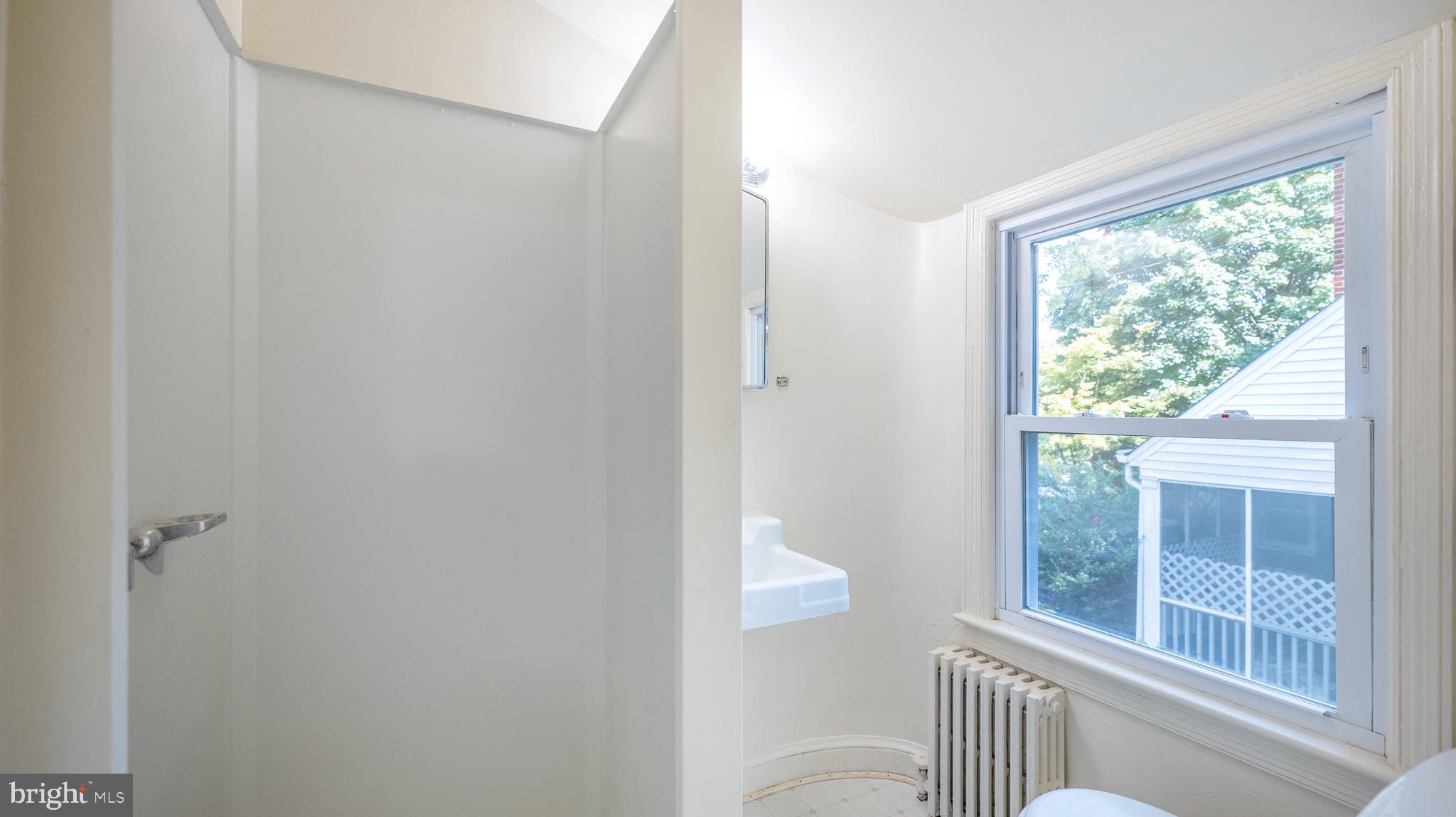 10015 Dallas Avenue Silver Spring, MD 20901 - Photo 16 of 30 Full Baht