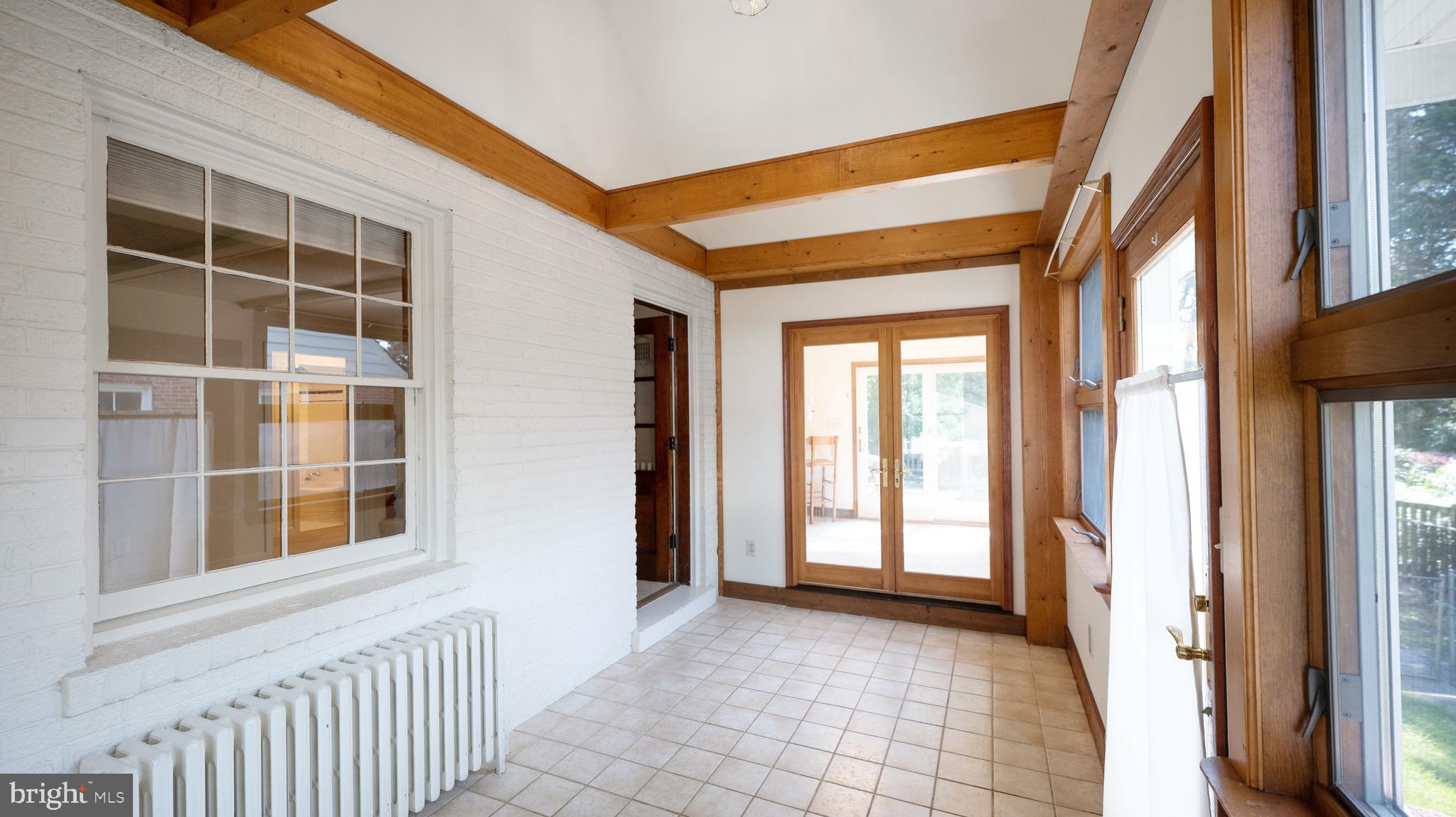 10015 Dallas Avenue Silver Spring, MD 20901 - Photo 4 of 30 Sun room