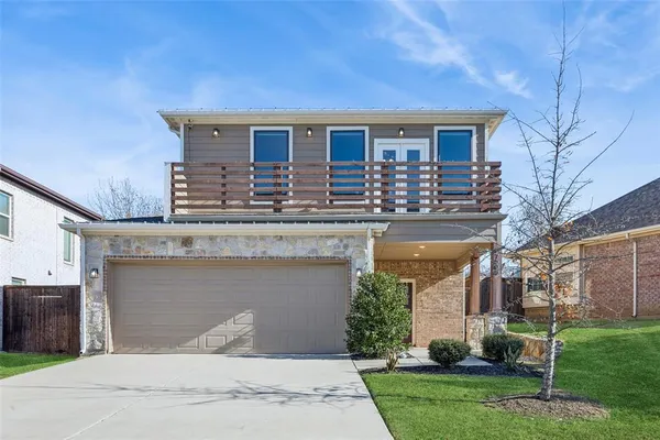 a front view of house with yard