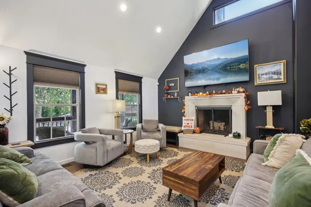 a view of entryway of the house