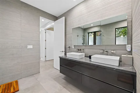 a en suite bathroom with a sink and a mirror