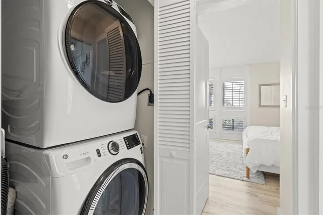a view of a bedroom with washer and dryer