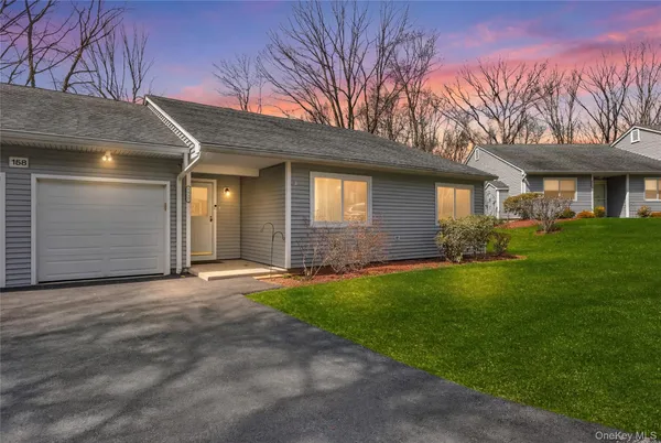 $686,000 | 158 Carriage Court, Unit B, Yorktown Heights, NY 10598