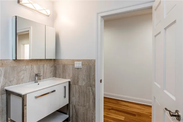 $2,000 | 221 Elizabeth Street, Unit 2, Utica, NY 13501