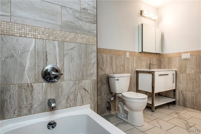 $2,000 | 221 Elizabeth Street, Unit 2, Utica, NY 13501