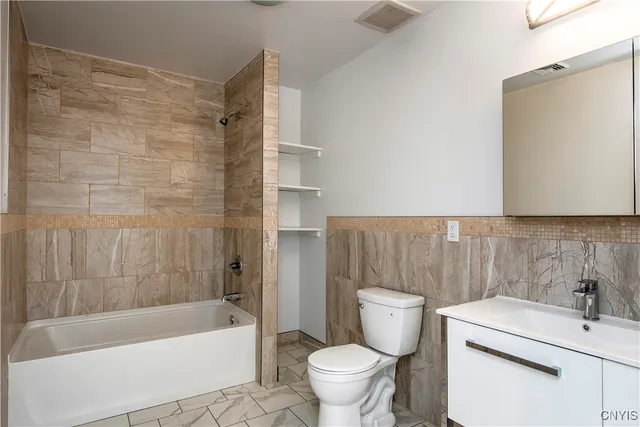 $2,000 | 221 Elizabeth Street, Unit 2, Utica, NY 13501