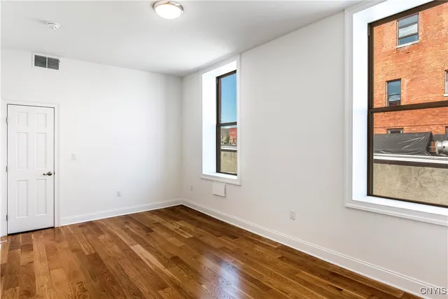 $2,000 | 221 Elizabeth Street, Unit 2, Utica, NY 13501