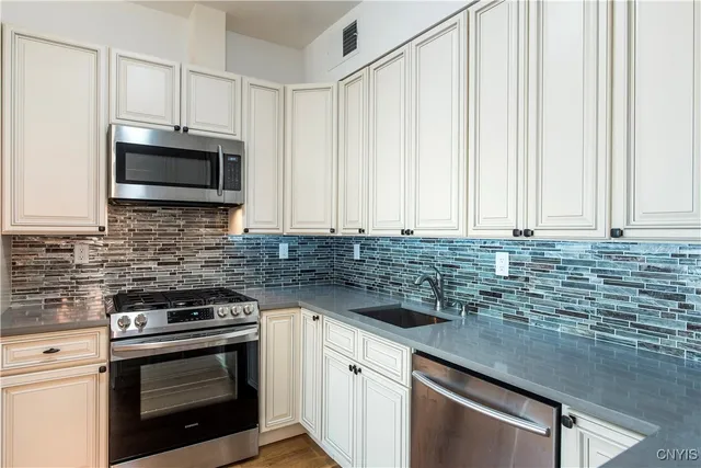 $2,000 | 221 Elizabeth Street, Unit 2, Utica, NY 13501