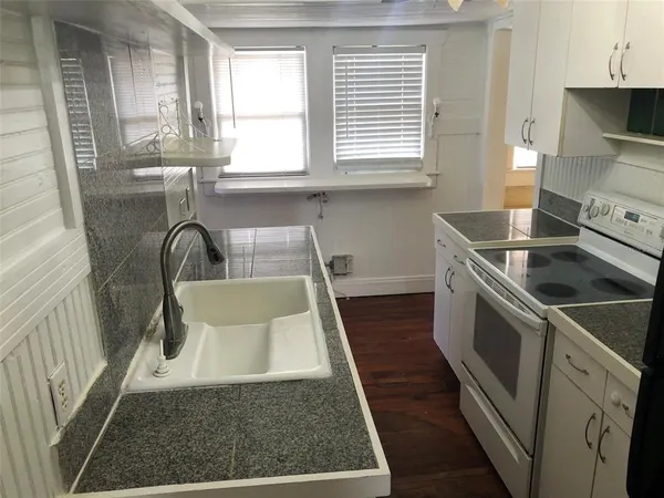 $1,950 | 310 West Genesee Street, Tampa, FL 33603
