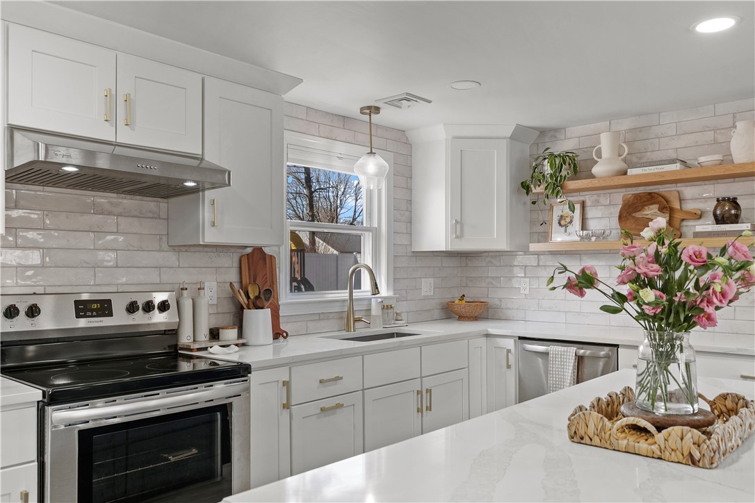 7 Congress Road Barrington, RI 02806 - Photo 8 of 44