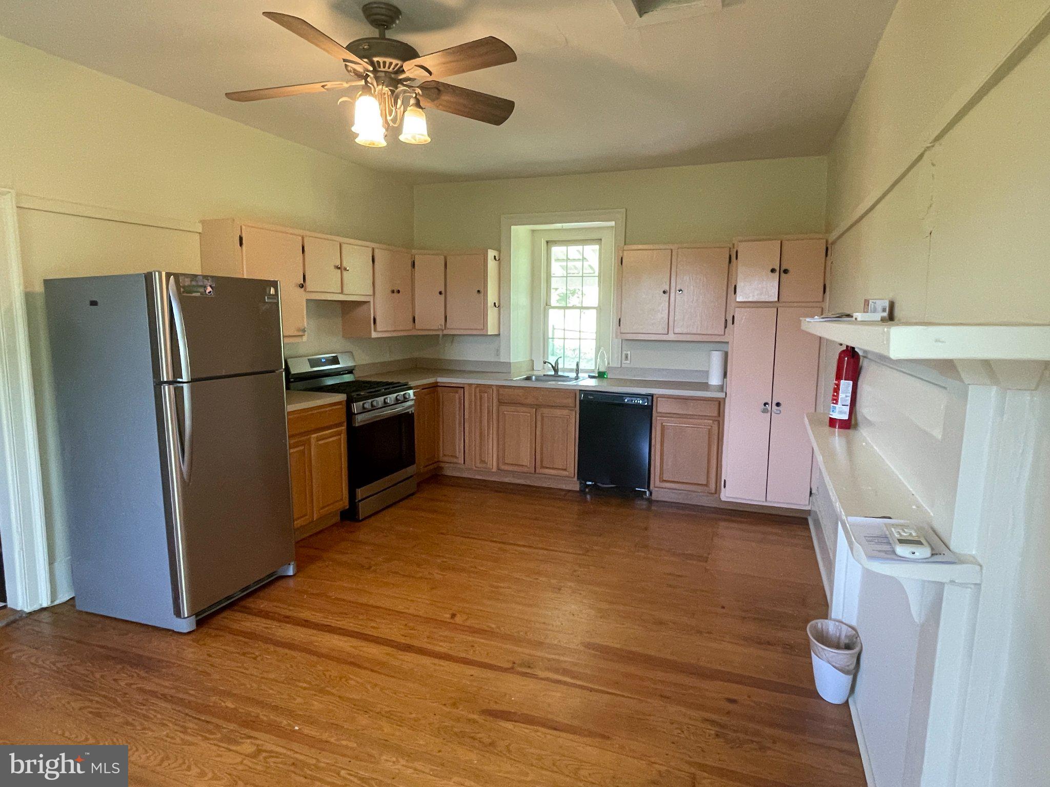 11160 Pleasant Vale Road Markham, VA 22643 - Photo 6 of 14 Charming kitchen with vintage flair.