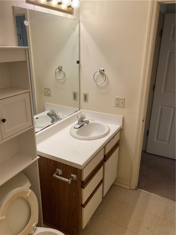 120 Daniel Drive, Unit 27 Clemson, SC 29631 - Photo 8 of 10 Ensuite for back bedroom.