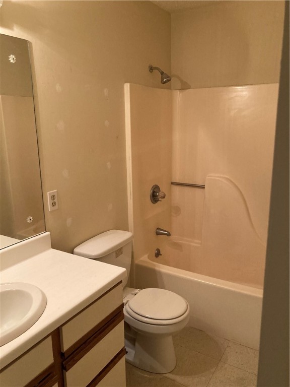 120 Daniel Drive, Unit 27 Clemson, SC 29631 - Photo 10 of 10 Upstairs hall bath.