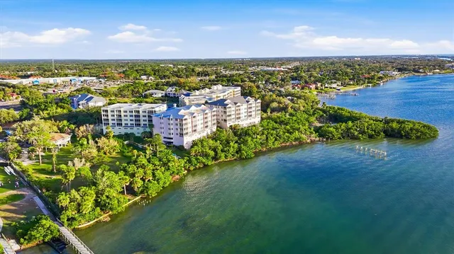 a view of a multi story building