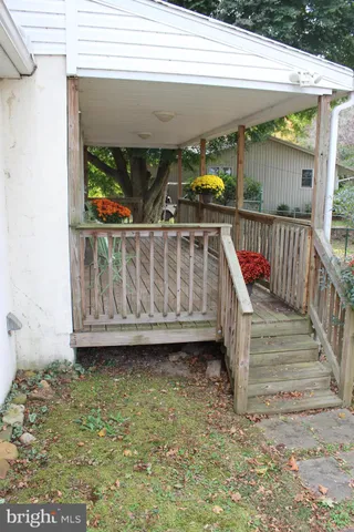 a view of a back yard