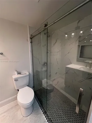 $2,400 | 301 Cambridge Road, Unit 211, Hollywood, FL 33024