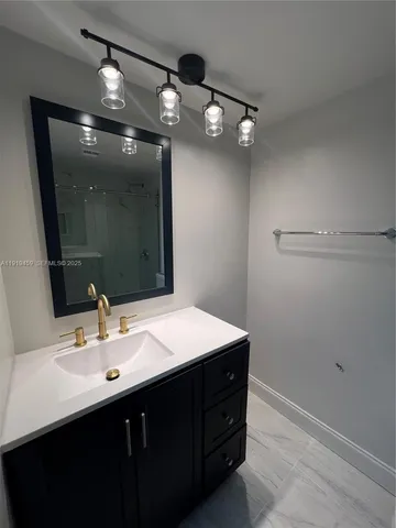 $2,400 | 301 Cambridge Road, Unit 211, Hollywood, FL 33024