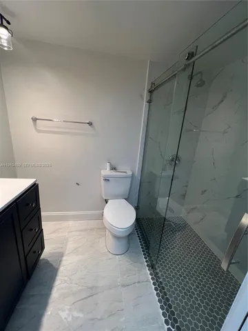 $2,400 | 301 Cambridge Road, Unit 211, Hollywood, FL 33024