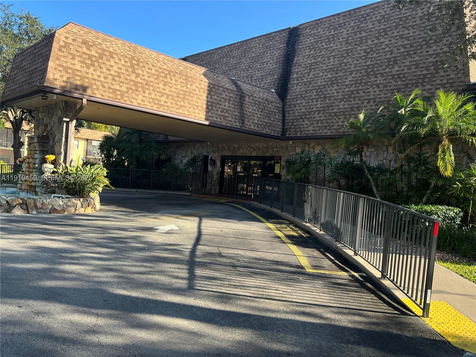 301 Cambridge Road, Unit 211 Hollywood, FL 33024 - Photo 4 of 33