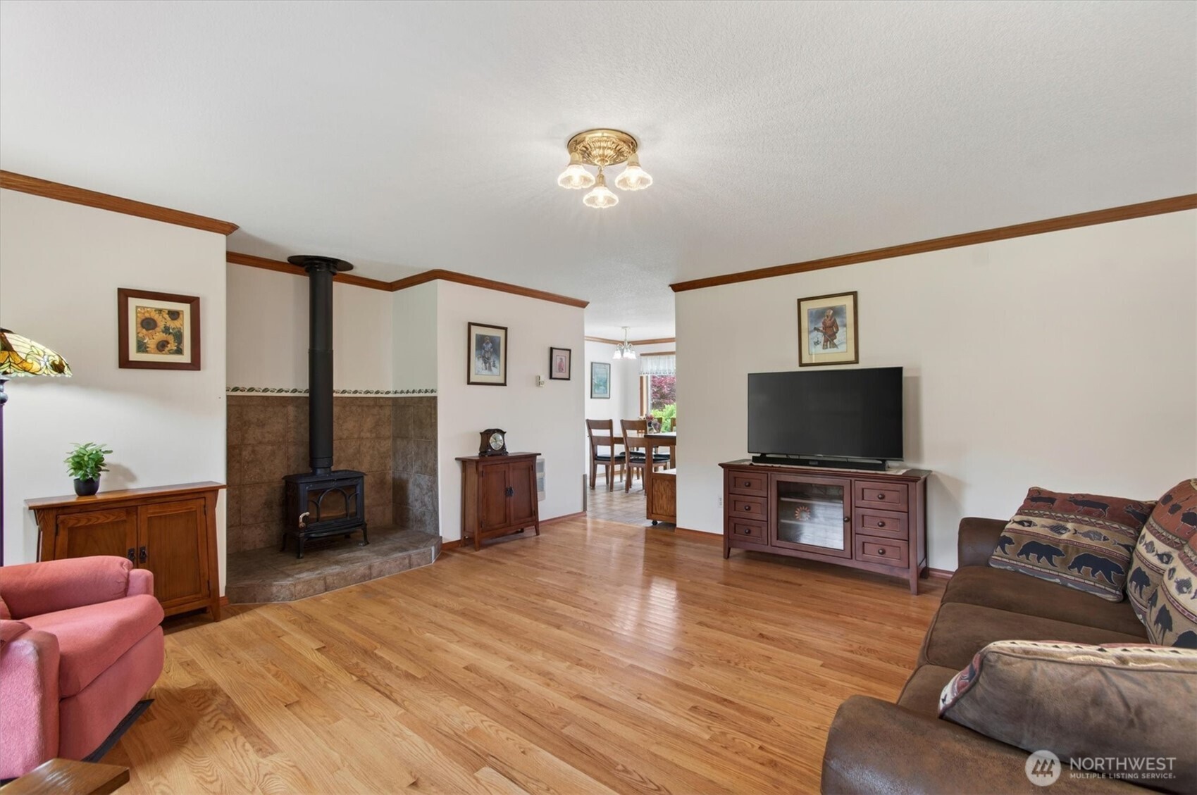 218 West Sunny Sands Road Cathlamet, WA 98612 - Photo 7 of 40 a living room with furniture and a flat screen tv