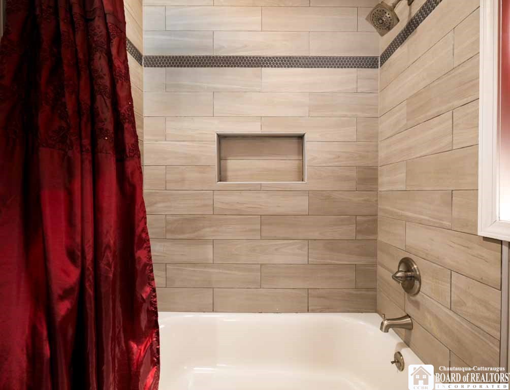 15 Robinson Street Hanover, NY 14136 - Photo 18 of 29 Tiled shower/tub