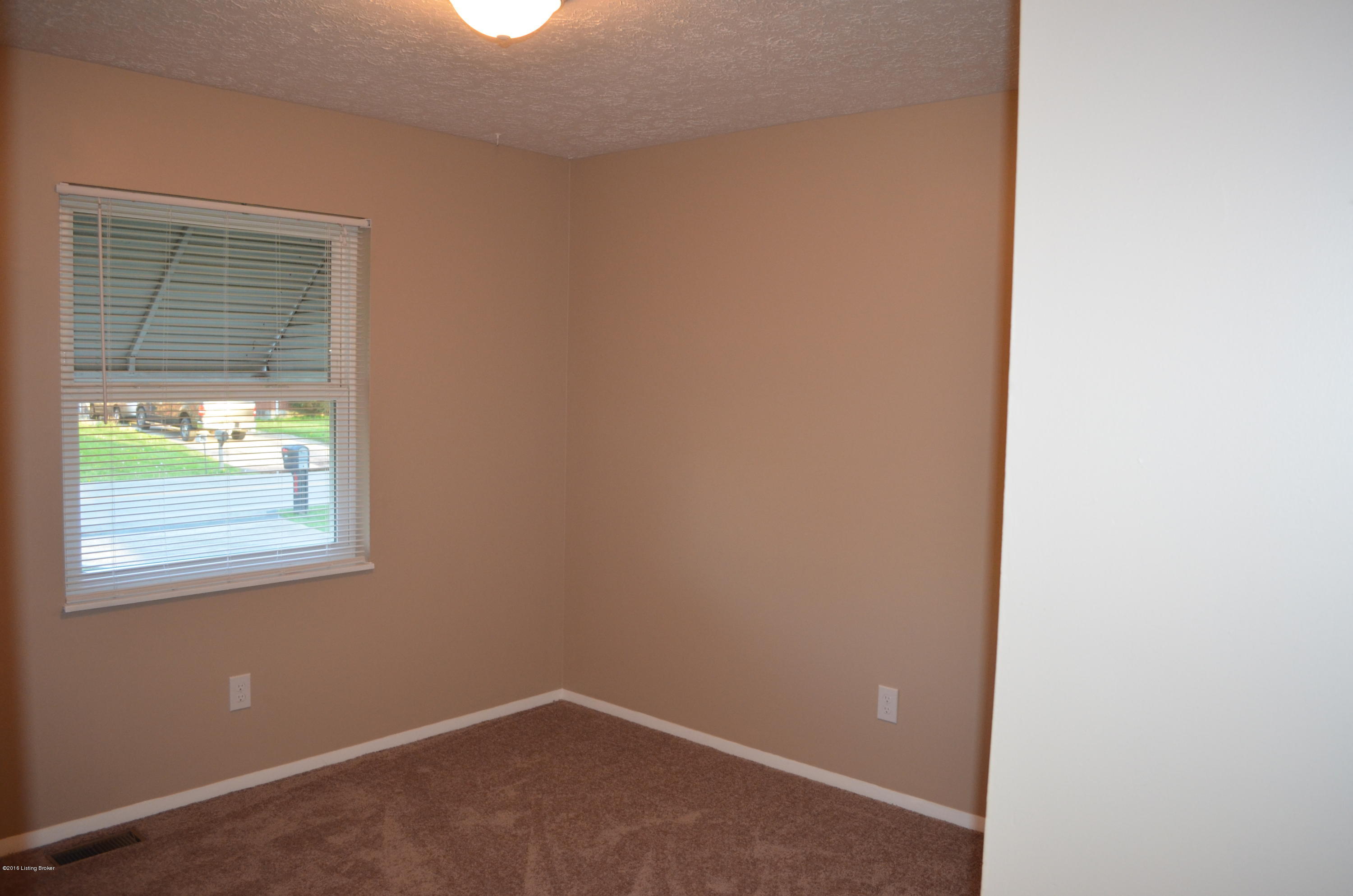 565 Blossom Road Hillview, KY 40229 - Photo 13 of 19 DSC_0225