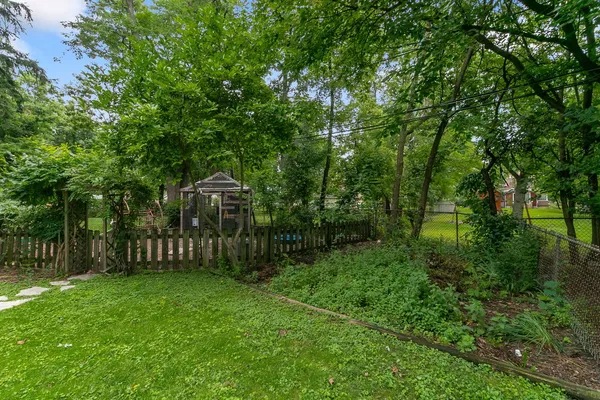 a view of a backyard