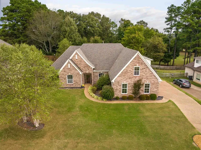 a view of a house with a yard