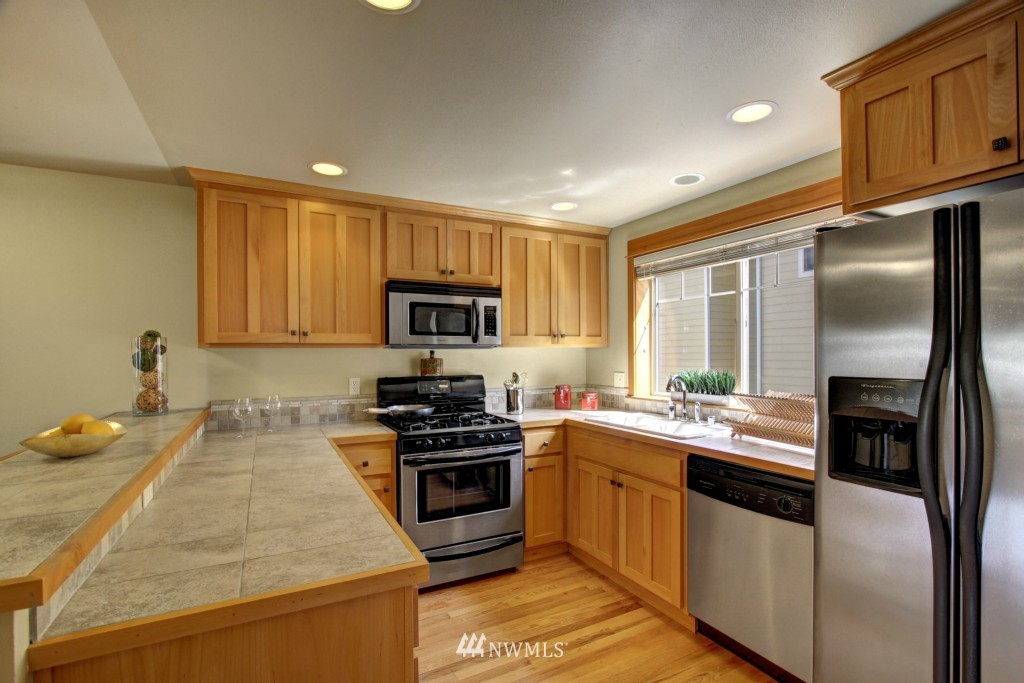 908 North 95th Street, Unit D Seattle, WA 98103 - Photo 9 of 18 Gallery Image 9