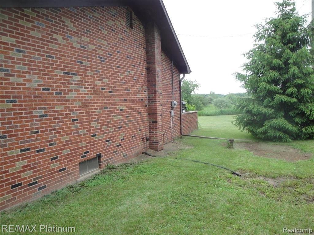 2080 Bowen Road Howell, MI 48855 - Photo 7 of 25 Side View