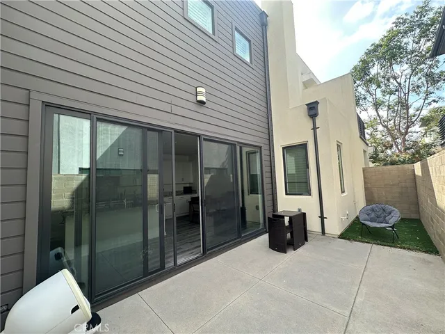 a entryway view with outdoor space