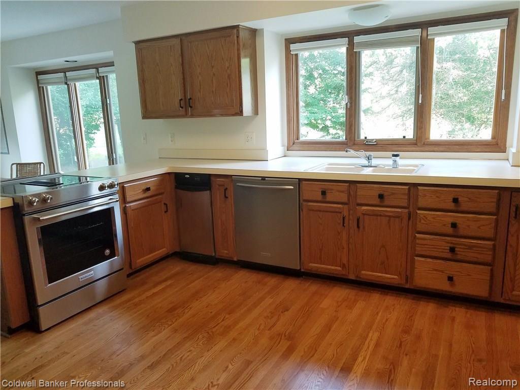 1900 Independence Court Rochester, MI 48306 - Photo 5 of 28 Kitchen 3.jpg