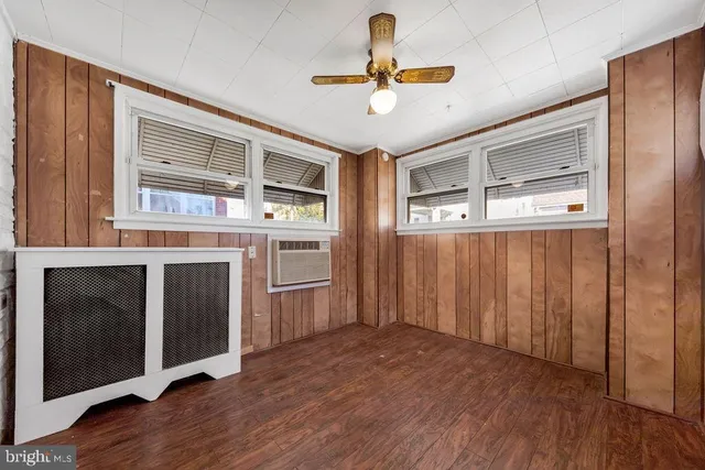 a view of a livingroom with a ceiling fan window and wooden floor