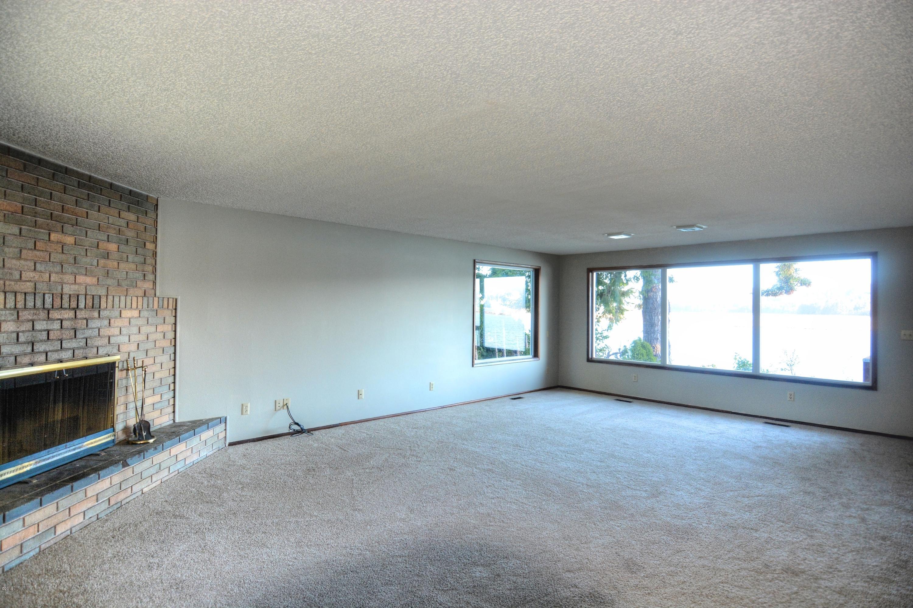507 Southeast Moffitt Road Waldport, OR 97394 - Photo 6 of 30 Livingroom