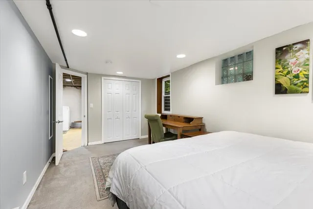 $2,600 | 910 West Huron Street, Ann Arbor, MI 48103