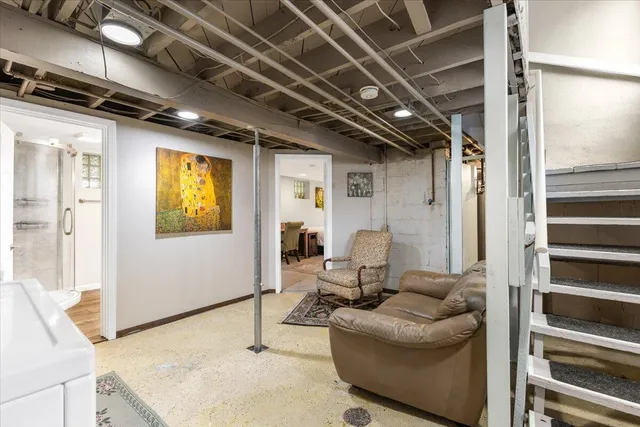 $2,600 | 910 West Huron Street, Ann Arbor, MI 48103