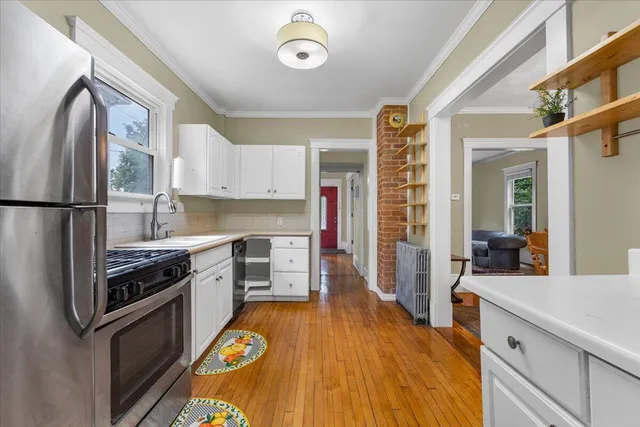 $2,600 | 910 West Huron Street, Ann Arbor, MI 48103