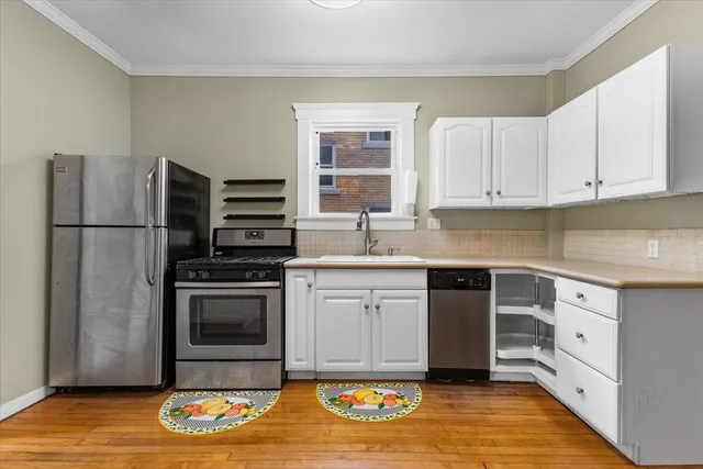 $2,600 | 910 West Huron Street, Ann Arbor, MI 48103