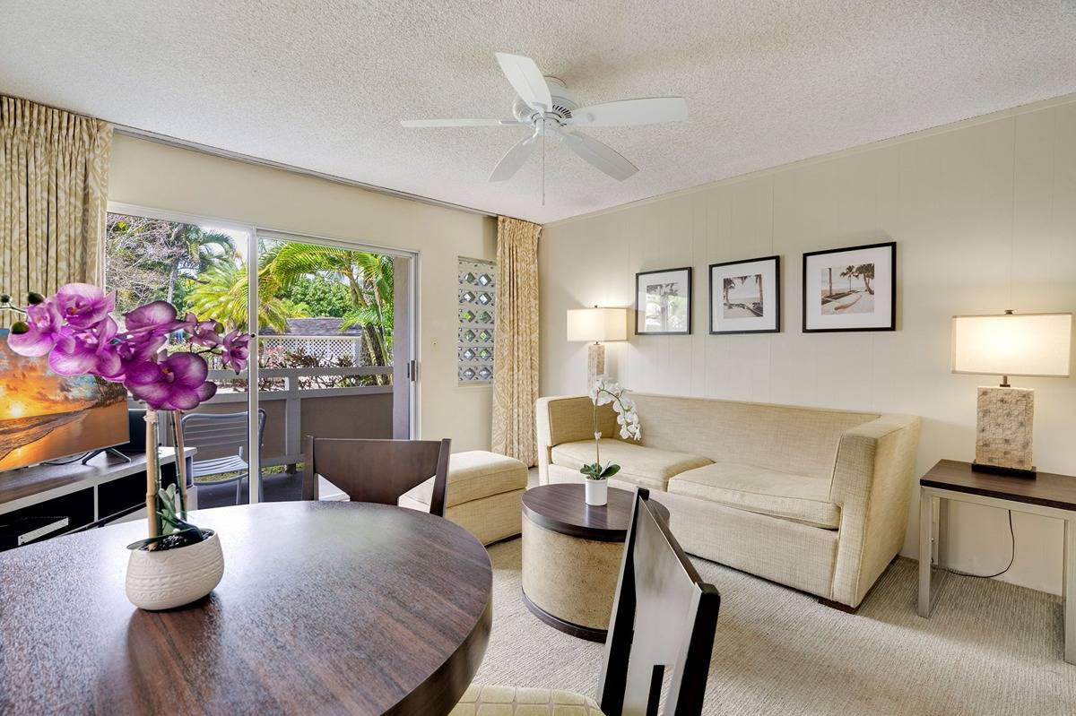 525 Aleka Loop, Unit C5 Kapaa, HI 96746 - Photo 5 of 24 a living room with furniture and a chandelier