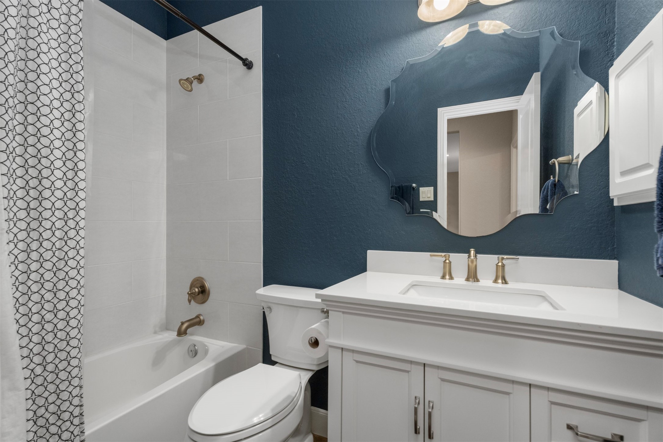 6326 Cash Oaks Drive Spring, TX 77379 - Photo 25 of 49 Ensuite bathroom inside downstairs bedroom.