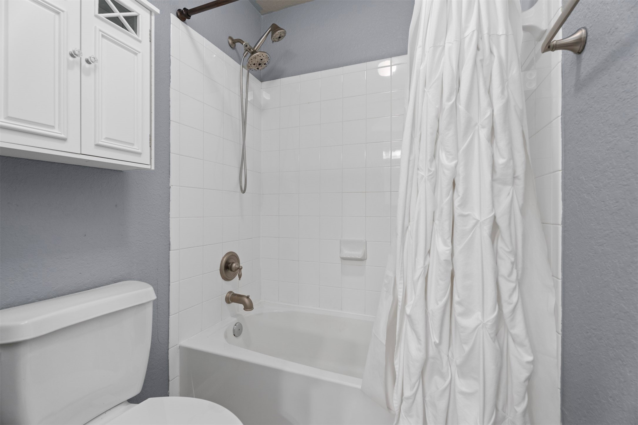 6326 Cash Oaks Drive Spring, TX 77379 - Photo 39 of 49 Full bath upstairs.