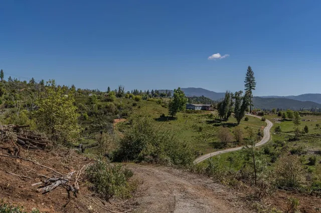a view of a houses with a yard