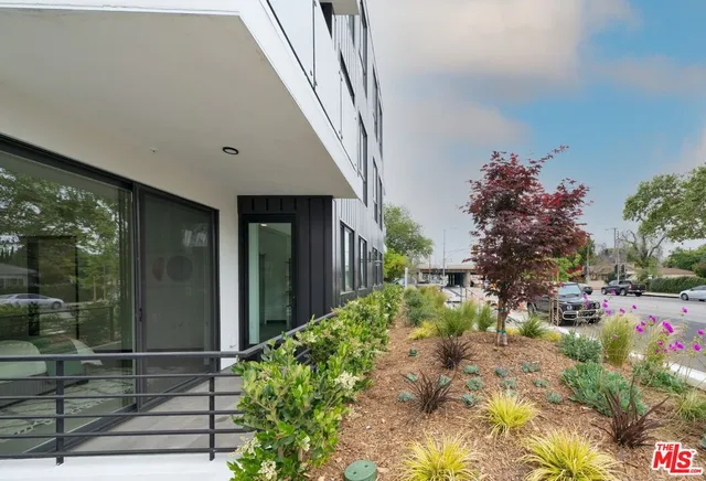 $3,672 | 11445 Riverside Drive, Unit 208, North Hollywood, CA 91602