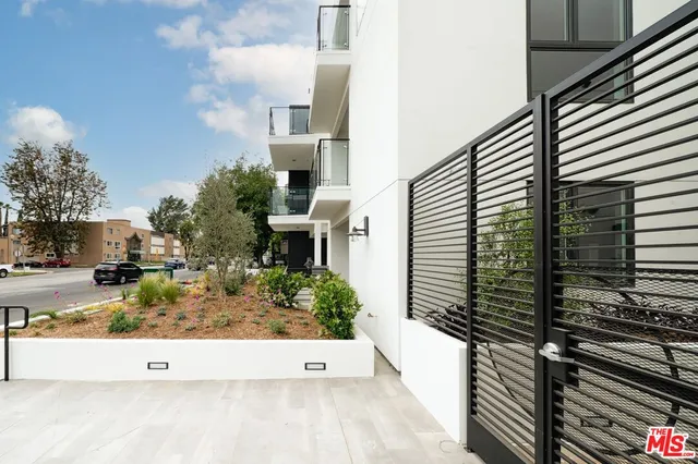 $3,672 | 11445 Riverside Drive, Unit 208, North Hollywood, CA 91602