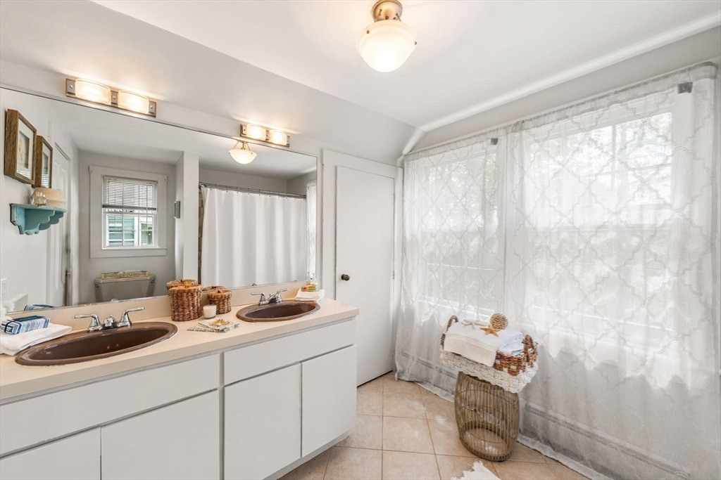 159 Elm Street, Unit 2 Marblehead, MA 01945 - Photo 29 of 34 a bathroom with a sink mirror and a bathtub