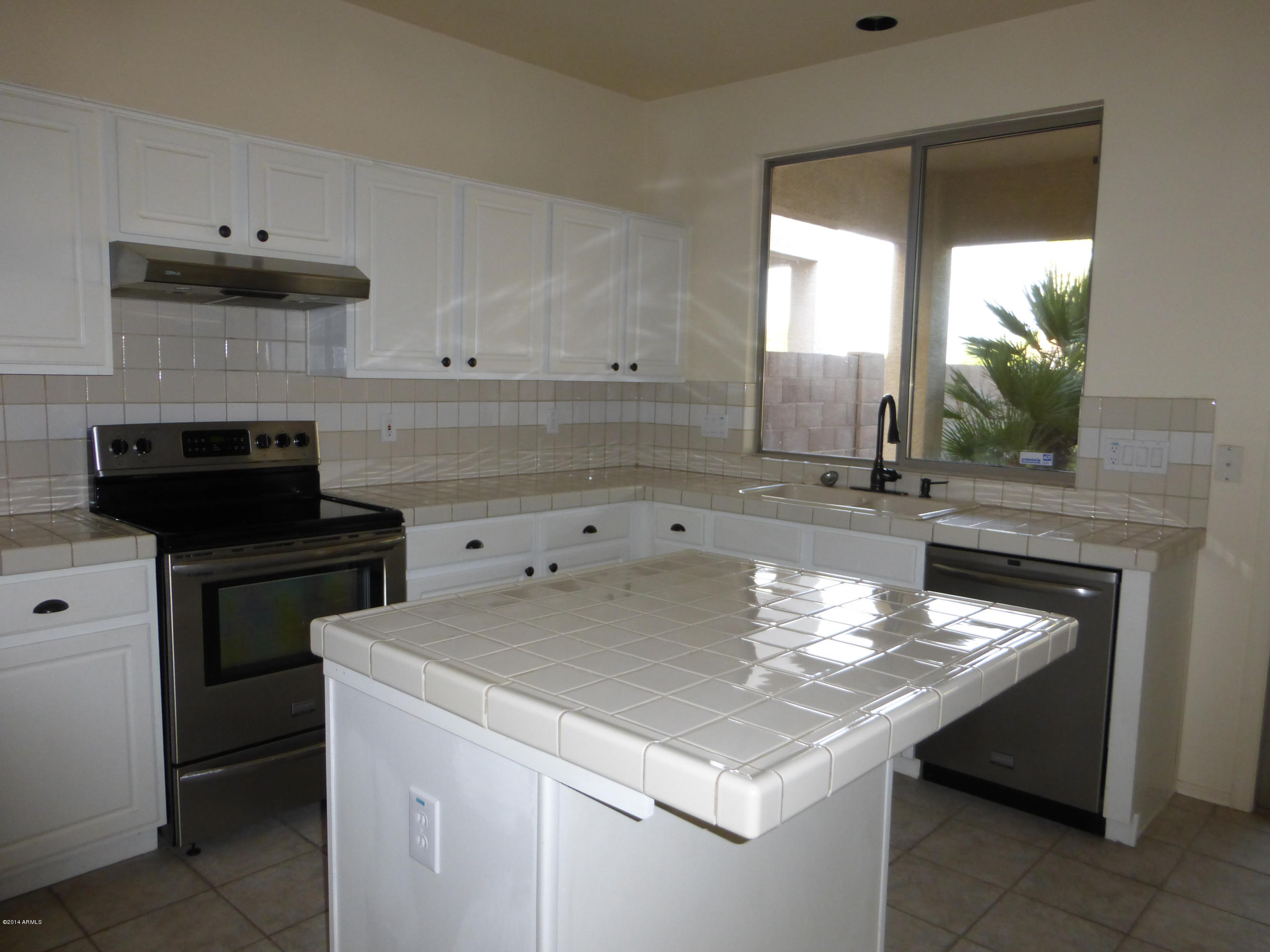 3927 East Agave Road Phoenix, AZ 85044 - Photo 4 of 21 Bright Kitchen