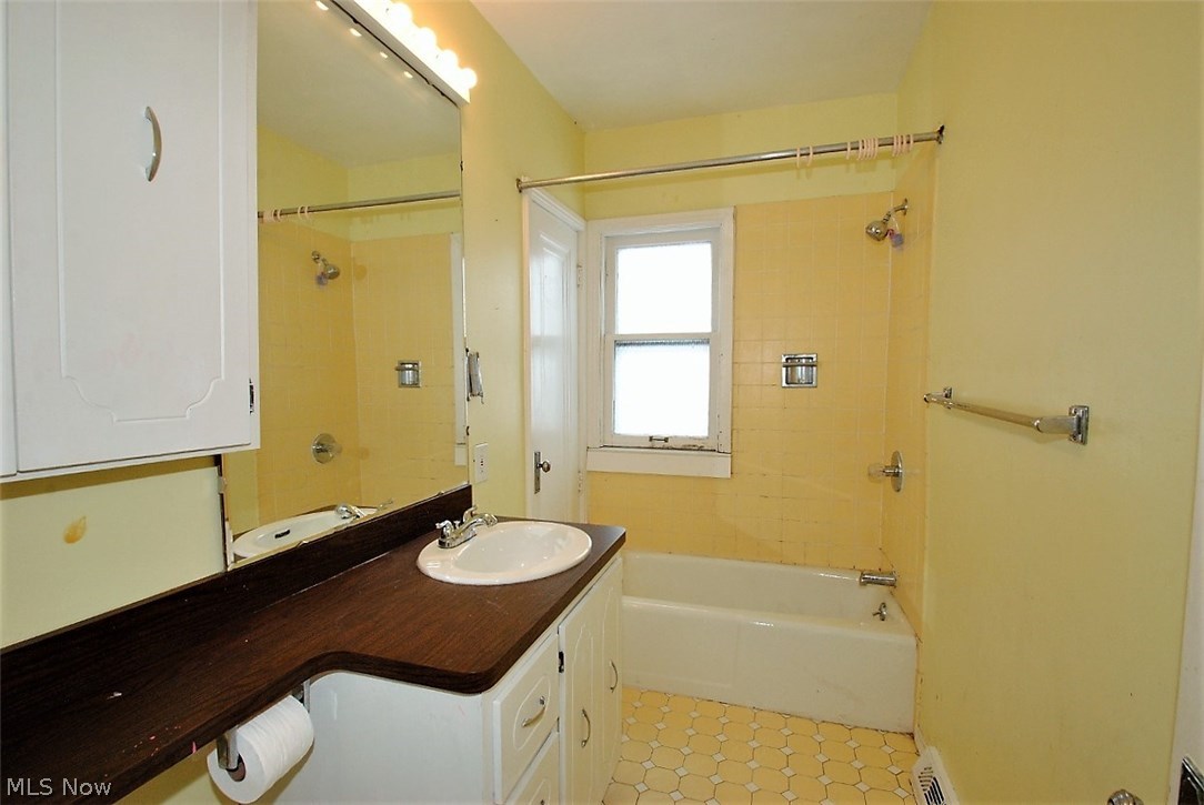 849 Beverly Road Cleveland Heights, OH 44121 - Photo 19 of 25 Full bath upstairs.